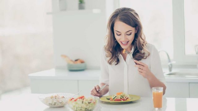 كيف تخسرين الوزن بدون حرمان من الأكل؟