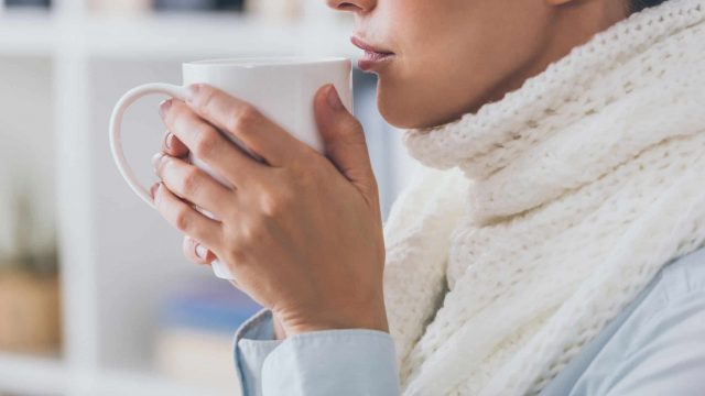 كيف تتعاملين مع تشقق أصابع اليدين في فصل الشتاء