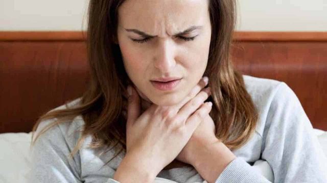 طرق طبيعية لعلاج جفاف الحلق وصعوبة البلع