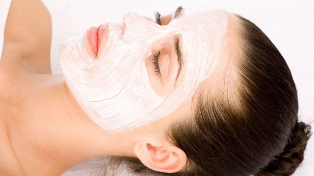 اكتشفي فوائد قناع الزبادي للوجه الجاف