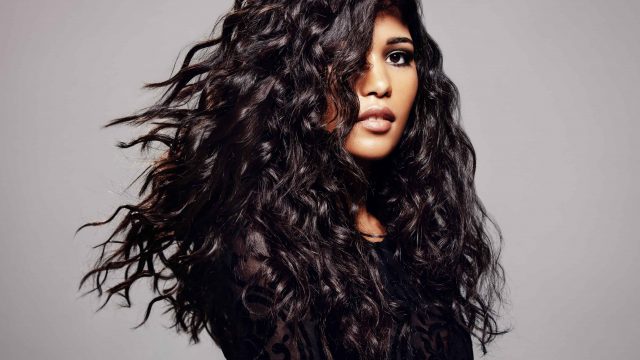 شعر ويفي عريض لإطلالة عملية وأنيقة