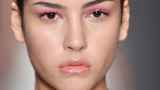 أفكار مكياج باللون الوردي لإطلالة أنثوية وعصرية 2020