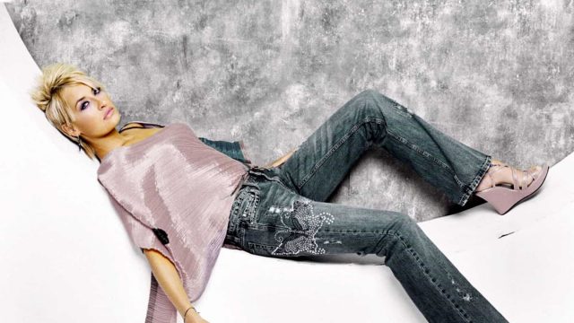 طرق مختلفة لتنسيق البنطلون الجينز في المناسبات