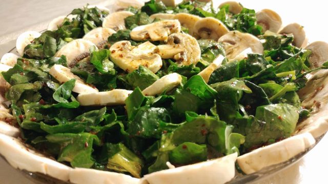 كيفية تجهيز سلطة السبانخ والفطر