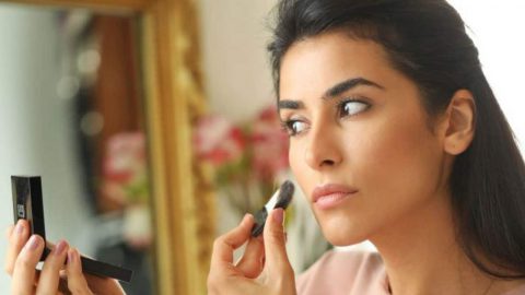 بالفيديو: كيفية استخدام فرشاة كريم الأساس