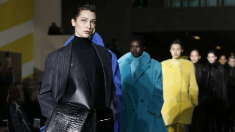 المعاطف الملونة أبرز صيحات الموضة لشتاء 2020