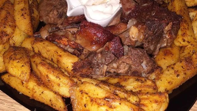 خطوات تجهيز لحم مشوي مع البطاطس