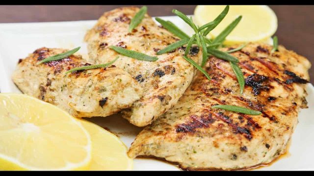 خطوات تجهيز تتبيلة الدجاج بالليمون