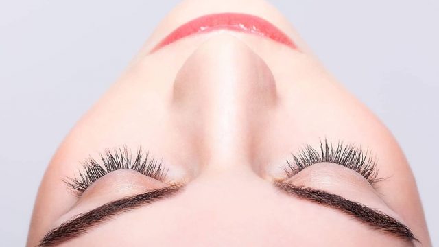 أفضل أنواع الزيوت التي تكثف الحواجب