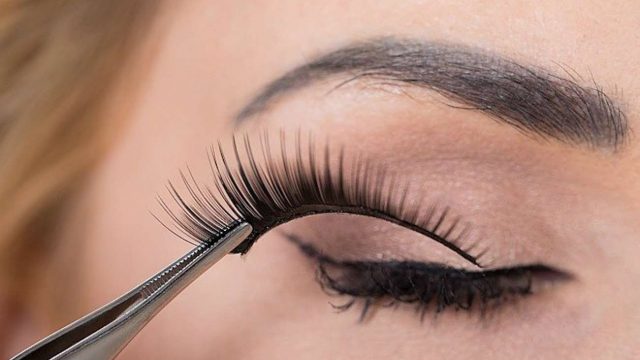 كيف تحمين عينيك من أضرار الرموش الاصطناعية؟