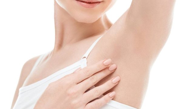 للعروس: اكتشفي طريقة تفتيح الإبط بسرعة قبل أسبوع من موعد الزفاف!