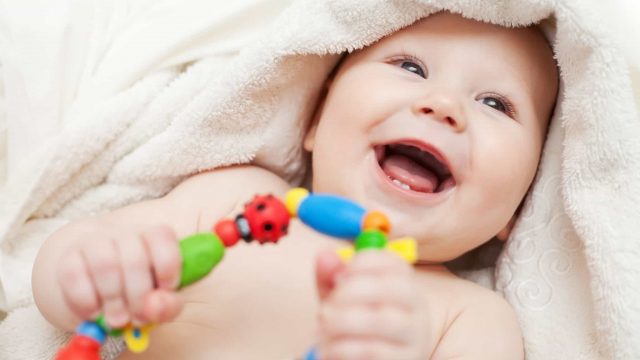 كيف تتصرفين عند ابتلاع الطفل قطع صغيرة؟