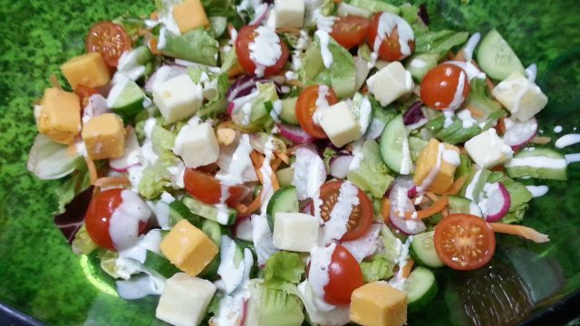 خطوات تجهيز سلطة عربية مع جبنة الحلوم