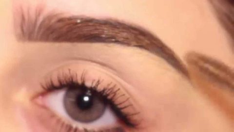 اتبعي هذه الخطوات لتتمكني من رسم الحواجب مثل المحترفات