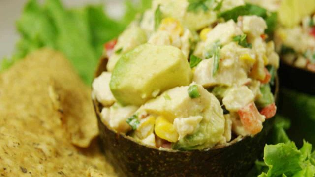 كيفية تجهيز سلطة الدجاج بالأفوكادو