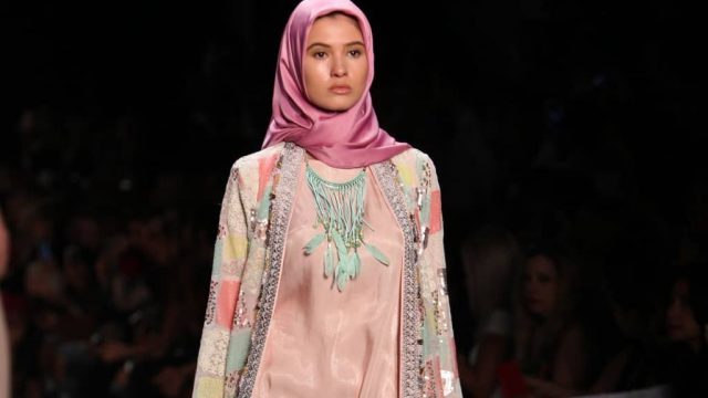 للمحجبات.. جددي إطلالتك من أسابيع الموضة لشتاء 2020