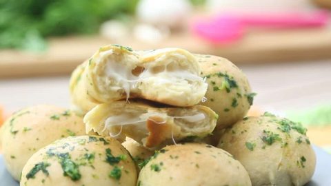 طريقة إعداد كرات الخبز بالثوم