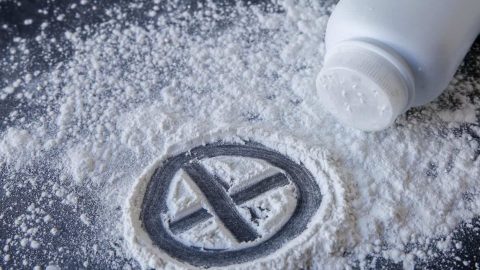 7 استخدامات غير اعتيادية لبودرة الأطفال