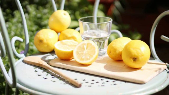 فوائد شرب الماء الدافئ والليمون