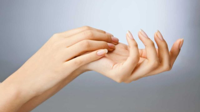 ماهي اسباب اصفرار الأظافر وعلاجها بالطرق السريعة