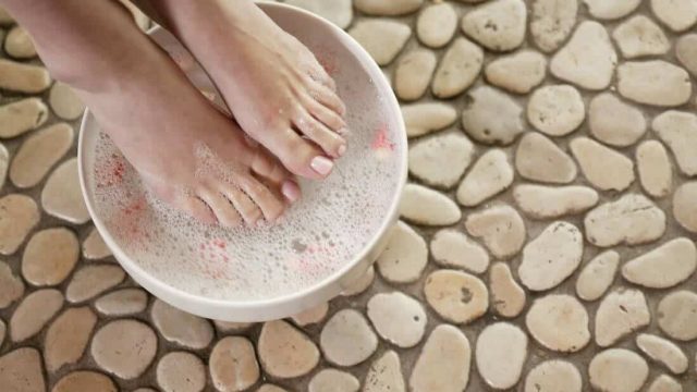 حمامات طبيعية لترطيب القدمين في المنزل