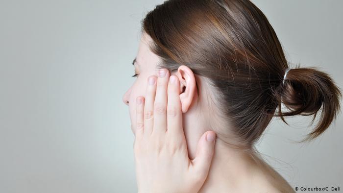 طرق آمنة لتنظيف الأذنين