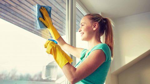 طرق منزلية للحفاظ على نظافة النوافذ من شحوم المطابخ