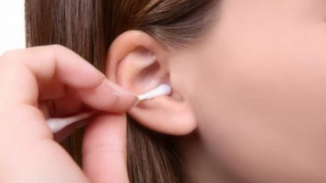 طرق آمنة لتنظيف الأذنين في المنزل