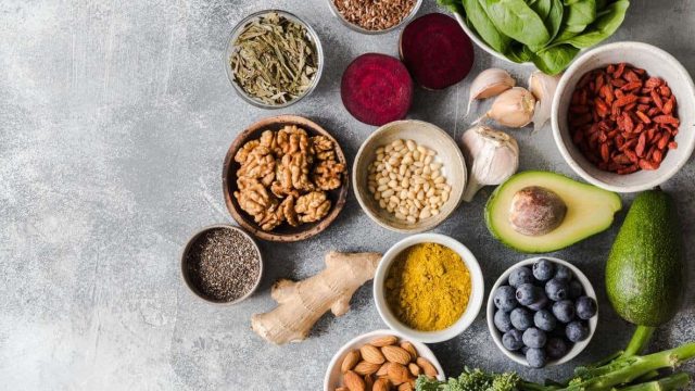 فوائد البيوتين لصحة البشرة والشعر