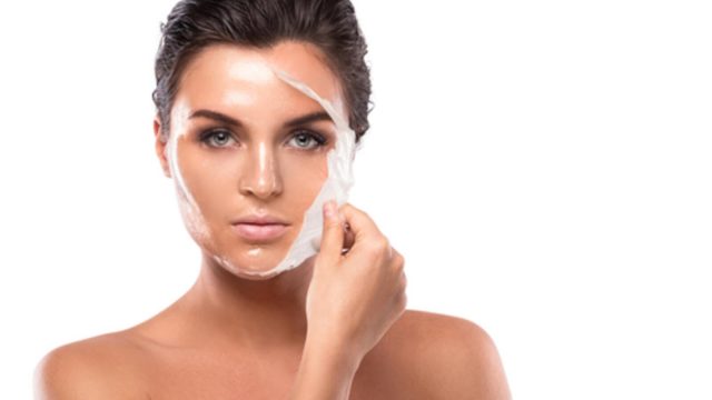 أبرز 6 مقشرات للبشرة الدهنية سهلة الصنع .. جربيها