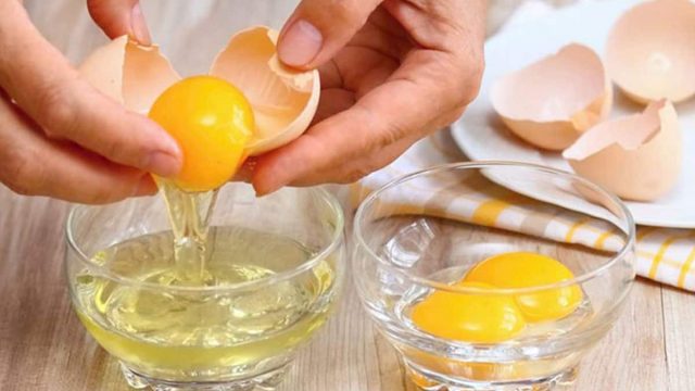 3 خلطات من بياض البيض لعلاج مشاكل الوجه الأكثر شيوعا!