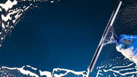 استخدامات غير مسبوقة لمنظف الزجاج…جربيها