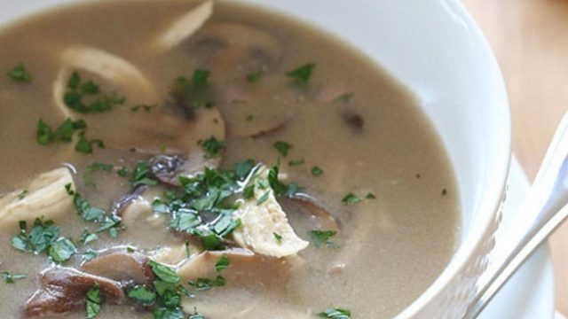 خطوات تجهيز شوربة الفطر بالمكرونة