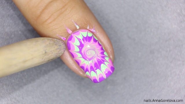 بالفيديو: إليك طريقة إعداد شكل الأظافر برسومات الـ Tie Dye