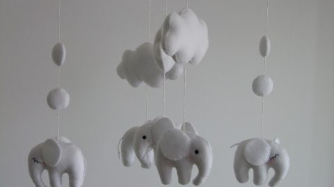 بالفيديو: خطوات تزيين سرير المولود بالألعاب المتحركة