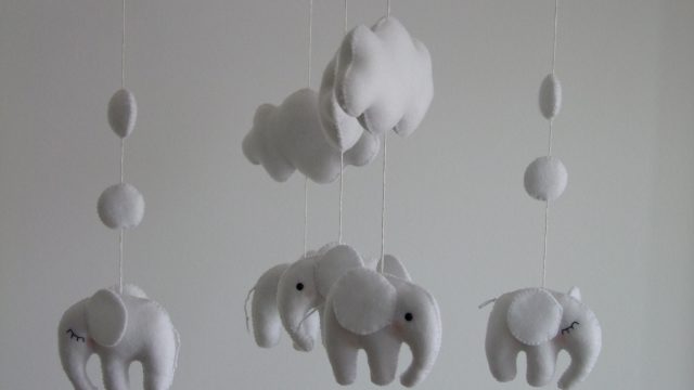 بالفيديو: خطوات تزيين سرير المولود بالألعاب المتحركة