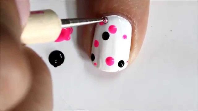 بالفيديو: تعلمي معنا تطبيق طلاء الأظافر المنقط