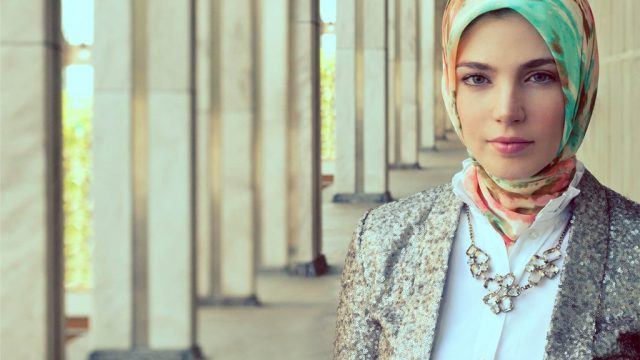 هكذا عليك تنسيق لون حجابك مع ملابسك