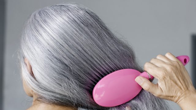 هكذا ستتمكنين من إخفاء الشيب بدون مواد كيمائية