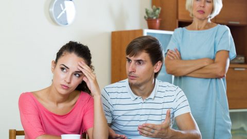 اكتشفي إتيكيت التعامل مع أهل الزوج بعد الزواج