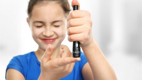 اكتشفي طرق التعامل مع الطفل المصاب بداء السكري