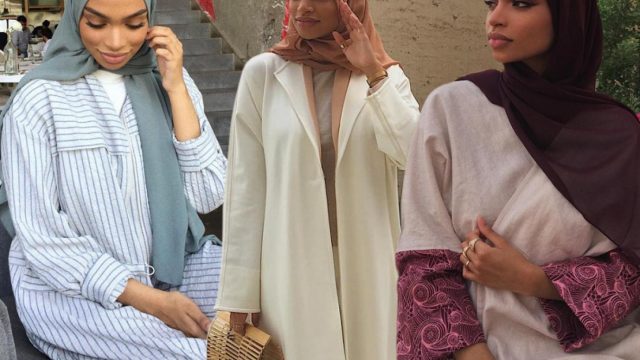 جربي العبايات بالألوان الفاتحة لإطلالة أنيقة ومتجددة 2020