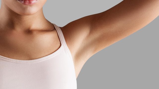 هل تعانين من حكة الإبط؟ إليك أبرز 7 أسباب وراء هذه المشكلة