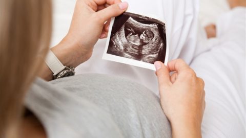 زيادة الماء حول الجنين : الأسباب والعلاجات