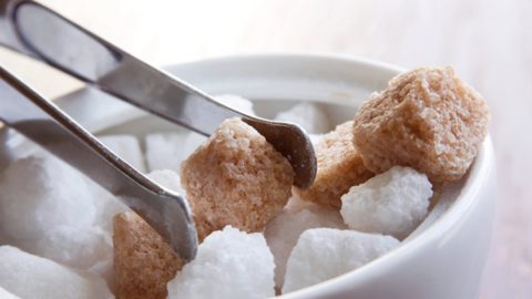 السكر البني والسكر الأبيض أيهما أفضل !