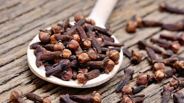 ماذا تعرفين عن فوائد القرنفل !