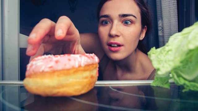 كيف تتجنبين الوزن الزائد في الحجر الصحي