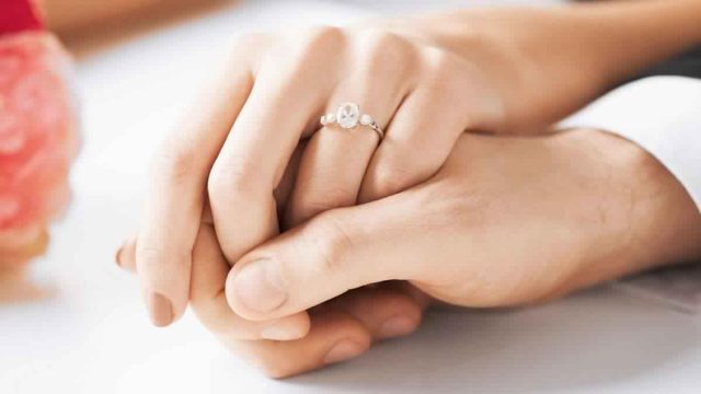 6 أسئلة عليك طرحها في فترة الخطوبة !
