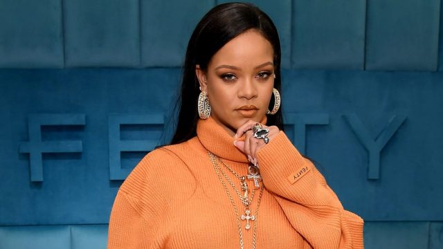 نجوم عالمين يتبرعون لمجابهة فيروس كورونا وريهانا أبرزهم