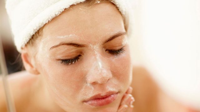 لماذا تتقشر البشرة بعد استخدام الغسول؟